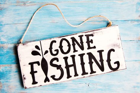 Gone Fishing Mini Wood Sign                                                                                                                                                      More Diy Pallet Decoration, Gone Fishing Sign, Diy Bench Outdoor, Diy Gifts For Men, Fishing Signs, Fish Crafts, Fishing Birthday, Diy Wood Signs, Old Pallets