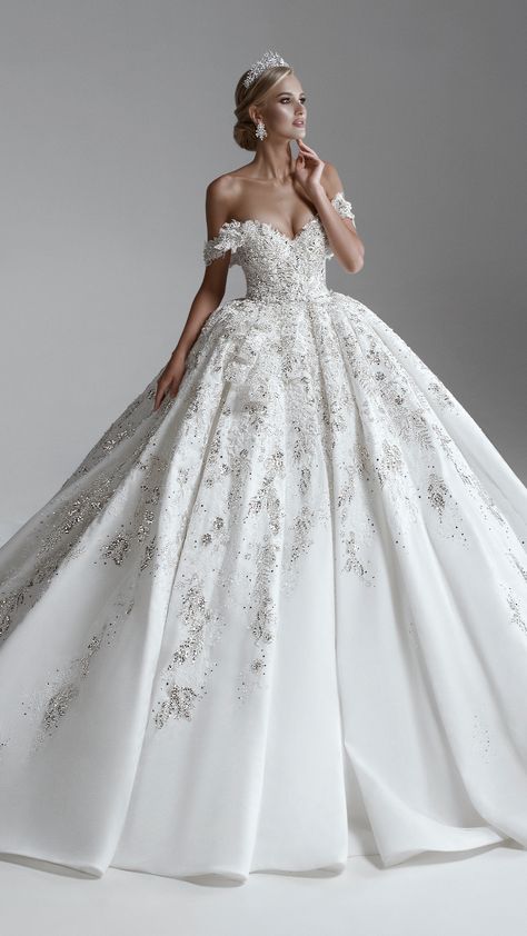 Dream Wedding Gown Princesses, Royal Wedding Dress Royalty, Luxury Wedding Gown, Wedding Gowns Ideas, Color Wedding Dresses, Glamorous Wedding Dress, Royal Wedding Gowns, Wedding Dresses Ideas, Chic Prom Dresses