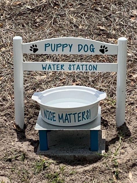 Abby likes very looooong walks. On hot days I worry she might need a drink so I carry water for us. Luckily one of our local businesses has a dog drink station. That’s where I got this idea. We live at a beach community on a road that has many dog walkers. I think their fur babies will like and appreciate this trash to treasure project. Abby is in charge of this project.     I started with a plate charger that I picked up at a yard sale. It’s been sitting in my stash for quite some tim… Dog Station Ideas Outdoor, Neighborhood Dog Treat Station, Outside Dog Water Station, Dog Watering Station Outdoor, Outside Dog Water Bowl Ideas, Outdoor Dog Water Station Diy, Dog Drinking Station, Outdoor Dog Water Station, Dog Water Station