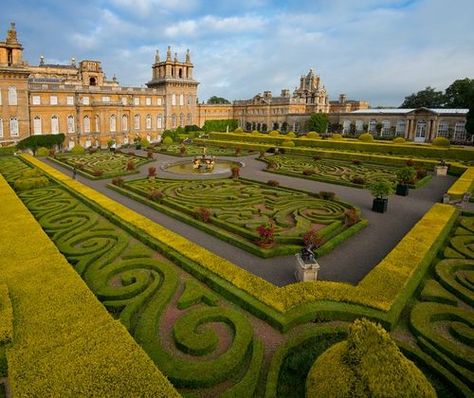 The Italian Garden at Blenheim Palace in England is lovely all year, but looks particularly good in spring. Italian Gardens, Famous Gardens, Blenheim Palace, Palace Garden, Most Beautiful Gardens, Italian Garden, Formal Gardens, Stately Home, Manor House