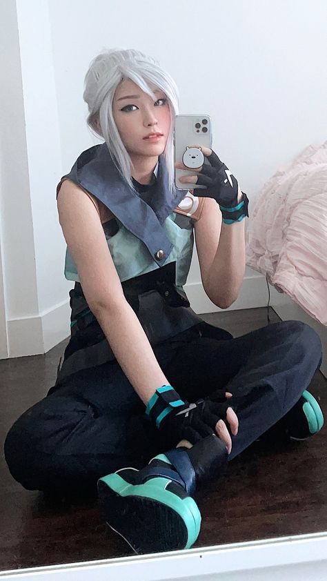 Jett Cosplay, Shaky Hands, Black Lagoon Anime, My Mirror, Epic Cosplay, Female Pose Reference, Body Reference Poses, Cute Cosplay, Fashion People