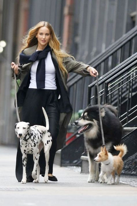 Jennifer Lawrence Jennifer Lawrence Walking Dogs, Celebrities With Dogs, Upper East Side Aesthetic, East Side Aesthetic, Fashion Outfits Streetwear, Jennifer Lawrence Street Style, Mojave Ghost, Jennifer Lawrence Pics, Adidas Sambas