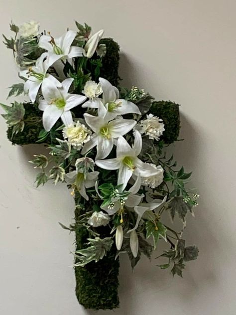 Cemetery Crosses Diy, Easter Cemetery Arrangements, Grave Ideas Cemetery Decoration, Cross Wreath Ideas, Cemetery Wreaths, Easter Cross Wreath, Easter Wreath Cross, Cross Wreath Diy, Palm Sunday Decorations