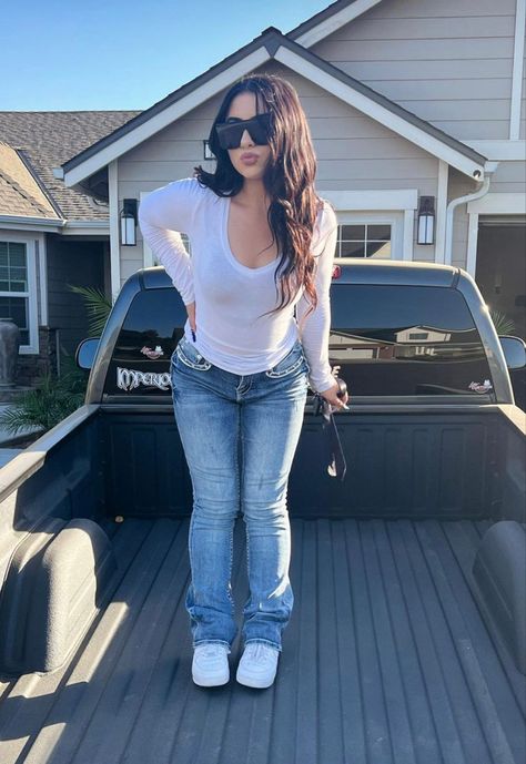 @_belencasas_ on ig What To Wear With Miss Me Jeans, Mexico Independence Day Outfit, Latina Bootcut Jeans Outfit, 83 Degree Weather Outfits, Hispanic Women Fashion, Cute Outfits With Bootcut Jeans, Copy N Paste Latina Outfit Ideas, Outfits For School Latina, Cute Outfits Latina