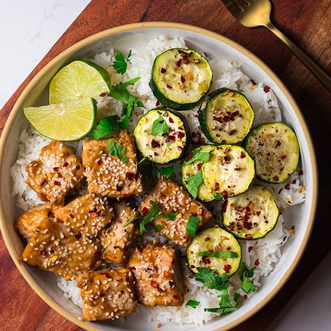 Sesame Salmon Bites with Zucchini - Avocado Skillet Salmon With Zucchini, Avocado Skillet, Salmon Zucchini, Sesame Salmon, Sheet Pan Salmon, Maple Salmon, Pan Salmon, Vegeterian Recipes, Honey Mustard Salmon