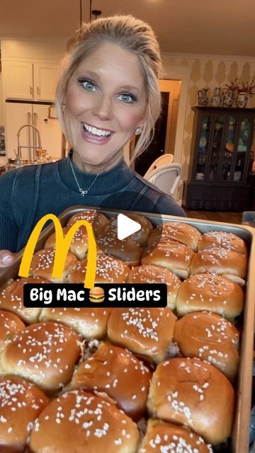 Ann Scarberry on Instagram: "Big Mac Sliders Sauce: 1/2 C. Mayo 1/2c. Ketchup 1/4 C. Sweet pickle relish 24 mini brioche bunch, or Kings Hawaiian Rolls 2 #’s ground beef 1 T, minced onion Salt & Pepper 3/4 C. Chopped pickles 1/2 C. Finely chopped white onion 1 C. Shredded lettuce, iceberg or romaine Sliced American cheese 1/2 C. Melted butter Sesame seeds, optional In a skillet, brown, the ground beef, add the minced onion and salt and pepper. Drain off any fats. Pour the meat onto the sliced buns. Top with onions, big Mac sauce, pickles, lettuce, cheese, then place the lids of the buns on top. Brush with melted butter and top with sesame seeds. Place in a 350° oven for 8 to 10 minutes until the cheese is melted, cut, and served warm. #sliders #hamburgers #familymeals #easymeals #cookin Chopped Cheese Sliders Recipe, Big Mac Hawaiian Roll Sliders, Hot Slider Sandwiches, Bigmac Cheeseburger Sliders, Kings Hawaiian Chopped Cheese Sliders, Slider Cheeseburger Recipes, Mini Big Mac Sliders, Game Day Sandwiches, Kings Hawaiian Sliders Ground Beef