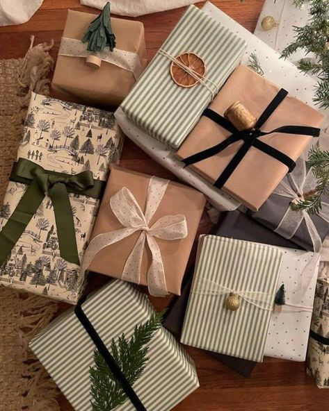 Pretty Wrapping Paper, Thrifted Christmas Gifts, Pretty Wrapping Ideas, Aesthetic Wrapping, Gift Wrapping Ideas Christmas, Cute Gift Wrapping Ideas, Christmas Present Wrap, Vintage Christmas Wrapping Paper, Holiday Gift Wrapping