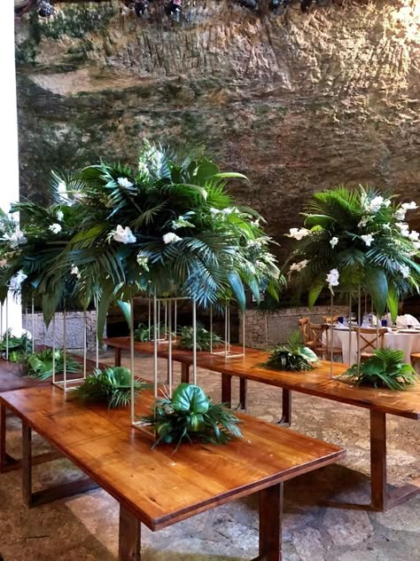 Centerpieces With White Flowers, Havana Nights Party Theme, Tropical Event, Tropical Arrangements, Tropical Wedding Centerpieces, Wedding At The Beach, Tropical Centerpieces, Reunion Decorations, Foliage Arrangements