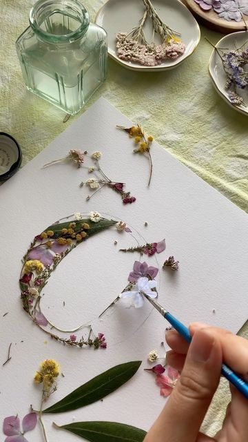 Painting Dried Flowers, Pressed Dried Flowers Ideas, Flower Name Craft, Flower Letters Diy, Dried Flowers Ideas, Pressed Flowers Diy, Cuadros Diy, Dried Flowers Diy, Diy Fleur