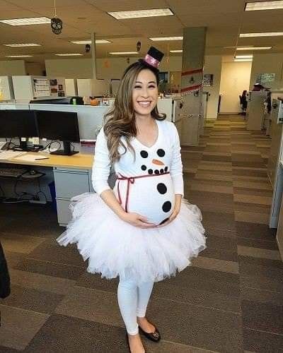 Snowman pregnancy Halloween costume Halloween Costumes Pregnant Women, Olaf Costume, Snowman Costume, Pregnancy Costumes, Pregnant Halloween Costumes, Fairy Halloween Costumes, Hallowen Ideas, Baby Kostüm, Halloween Coustumes