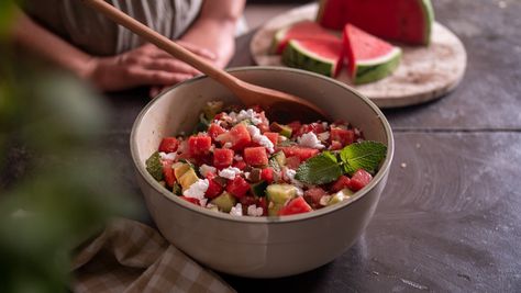 KATE MIDDLETON WATERMELON SALAD Jennifer Aniston Salad, Aniston Salad, Appetizer Wraps, Watermelon Salad Recipes, Feta Cheese Salad, Celebrity Recipes, Watermelon Feta Salad, Favorite Salad, Mint Salad