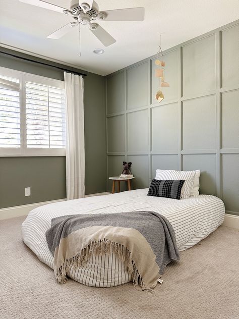 Kids room with accent wall. Wall color Pigeon by Farrow & Ball Farrow And Ball Pigeon Bedroom, Pigeon Bedroom, Farrow And Ball Nursery, Babouche Farrow And Ball, Neutral Kids Room, Big Boy Bedrooms, Big Kids Room, Striped Duvet, Striped Duvet Covers