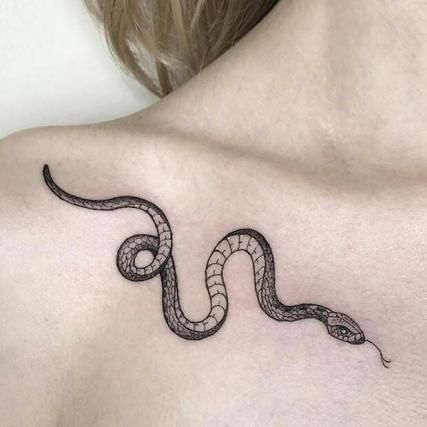 Tattoos Collar Bone, Small Snake Tattoo, Butterfly Tattoos For Women, Bone Tattoos, Stylish Tattoo, Snake Tattoo Design, Tattoo Zeichnungen, Tattoo Artwork, Collar Bone Tattoo