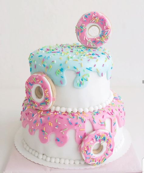 Donut Theme Party, Donut Themed Birthday Party, Birthday Donuts, Donut Birthday Parties, 3rd Birthday Cakes, Ideas Videos, Girl Birthday Themes, First Birthday Party Themes, Donut Party