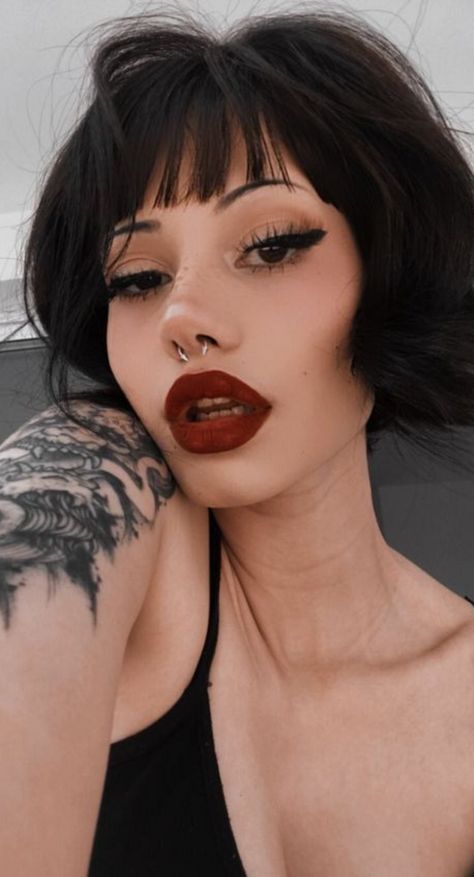 Makeup Casual Witch Makeup, Office Goth Makeup, Classy Goth Makeup, Alternative Wedding Makeup, Glam Goth Outfits, Corporate Goth Makeup, Subtle Goth Makeup, Soft Gothic Makeup, Soft Goth Makeup