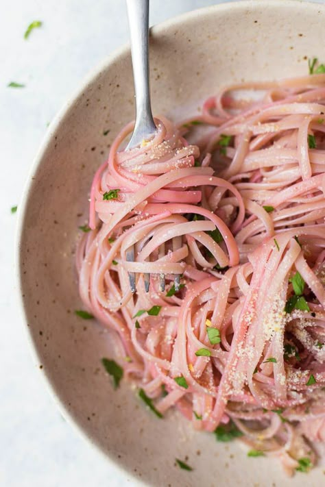 Magical Color-Changing Pasta (with Lemon Garlic Olive Oil Sauce) - Fooduzzi Pink Main Dishes, Yummy Things To Eat, Light Pink Food, Pink Noodles, Purple Pasta, Pink Recipes, Dyed Pasta, Edible Science, Olive Oil Sauce