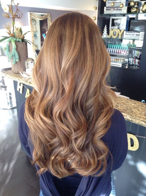 Balayage, loose curls, honey blonde, soft balayage. Blonde and brown hair. Hairstyle. Caramel Blonde Hair Color, Caramel Blonde Hair, Caramel Hair, Hair Color Auburn, Trendy Hair Color, Brown Blonde Hair, Auburn Hair, Long Wavy Hair, Hair Color Balayage