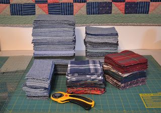 Tips on making a quilt from old jeans (e.g., heavy duty scissors, denim needles, alternating denim and cotton on each side). Artisanats Denim, Jeans Recycling, Making A Quilt, Blue Jean Quilts, Jean Quilt, Blue Jeans Crafts, Denim Quilt, Recycle Jeans, Denim Crafts