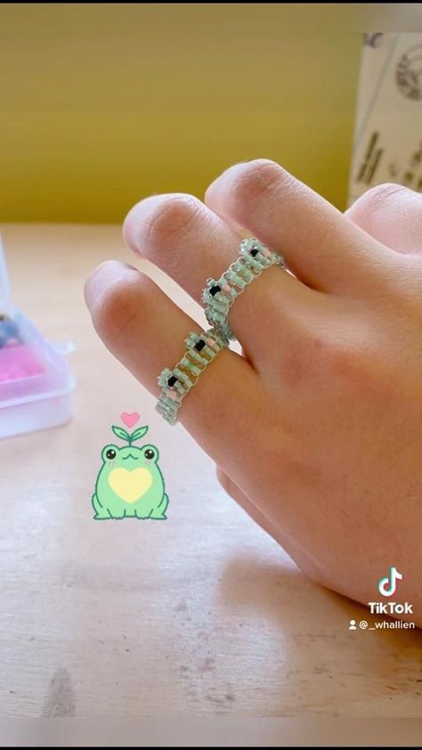 Tutorial for the ✨advancedfrog ring Frog Ring, Diy Beaded Rings, Ring Tutorial, Diy Jewelry Unique, Bead Charms Diy, Beaded Necklace Diy, Diy Bracelet Designs, Diy Bracelets Patterns, Beads Bracelet Design