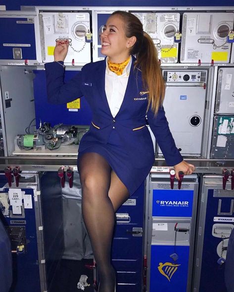 Cabin Crew Beauties sur Instagram : @micaelalobello 🇦🇷🇮🇹 * * * * * * * * #repost #cabincrew #falife #flightattendant #airhostess #hostess #crew #flightattendants… Hostess Uniform, Air Hostess Uniform, Tight Pencil Skirt, Flight Girls, Flight Attendant Fashion, Flight Attendant Uniform, Flight Attendant Life, Air Hostess, Fly Girl