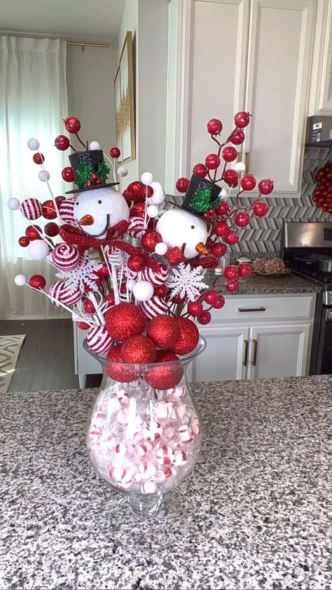 Christmas Crafts Table Centerpieces, Center Piece For Christmas Party, Christmas Baby Shower Table Centerpieces, Peppermint Christmas Centerpiece, Candy Cane Christmas Centerpieces, Easy Diy Christmas Centerpieces Simple, Christmas Center Piece Decor, Easy Centerpieces For Christmas, Christmas Present Centerpieces