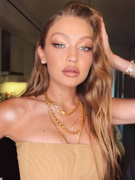 Gigi Hadid Makeup, Gold Eyeshadow Looks, Golden Makeup, Make Up Gold, Gold Makeup Looks, Glitter Eye Makeup, Dirty Blonde Hair, Gold Eyeshadow, Gold Makeup