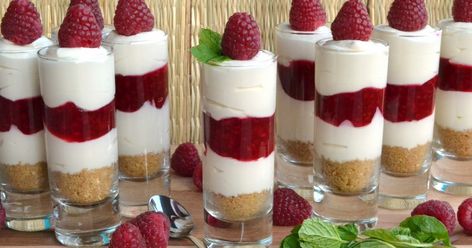 Chocolate Cheesecake Shooters, Rasberry Cheesecake, Cake Shooters, Cheesecake Shooters, Shot Glass Desserts, Coconut Hot Chocolate, White Chocolate Raspberry Cheesecake, Mason Jar Desserts, Dessert Shooters