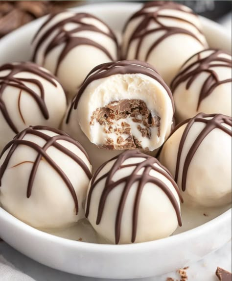 No Bake Baileys Cheesecake Balls - Easy DIY Recipes Baileys Cheesecake No Bake, Baileys Cheesecake Balls, No Bake Cheesecake Bites Recipes, Baileys Balls Recipe, Easy Truffles No Bake, Cheesecake Balls No Bake, No Bake Cheesecake Balls, No Bake Baileys Cheesecake, Chocolate Cheesecake Truffles