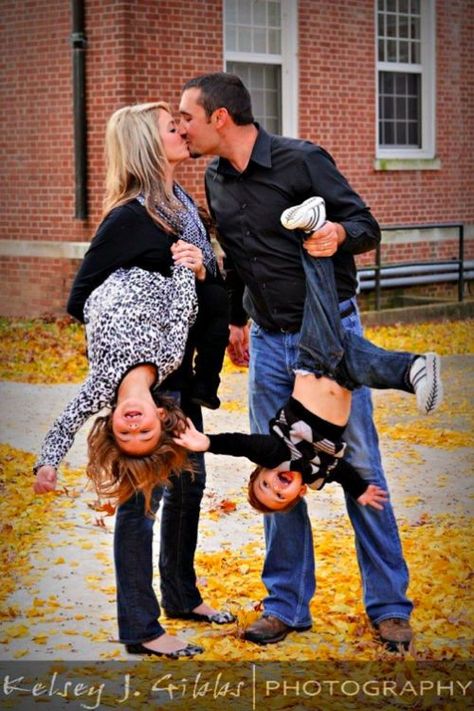 This is a great idea for a fun family portrait. Kids don't cooperate most of the time anyway, so why not make it fun and silly? Family Of 4 Picture Poses Summer, Crazy Family Photos, Funny Family Photos, Eyes Covered, Cute Family Photos, Wild Bunch, Family Pic, Pose Fotografi, Family Ideas