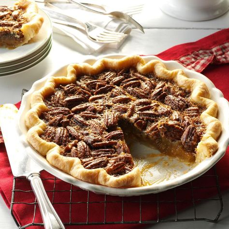 Southern Bourbon Pecan Pie Bourbon Pecan Pie Recipe, Best Pecan Pie Recipe, Southern Pies, Pecan Desserts, Best Pecan Pie, Bourbon Pecan Pie, Favorite Pie Recipes, Pecan Pies, Pies Recipes