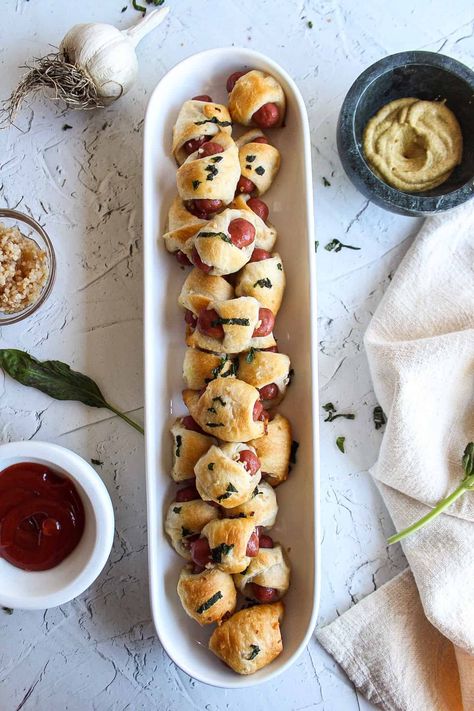 Crescent Roll Mini Hot Dogs Mini Hot Dog Recipes, Hot Dog Appetizers, Hot Dog Crescent Rolls, Best Chicken Thigh Recipe, Homemade Crescent Rolls, Mini Hot Dogs, Spinach Dip Recipe, Homemade Cocktails, Best Appetizer Recipes