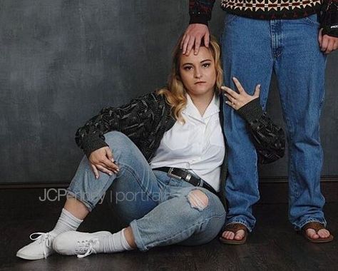 Jcpenny Photos, Awkward Family Pictures, Funny Couple Photos, Funny Couple Photography, Funny Photoshoot Ideas, Funny Couple Poses, Funny Engagement Photos, Jcpenney Portraits, Awkward Pictures