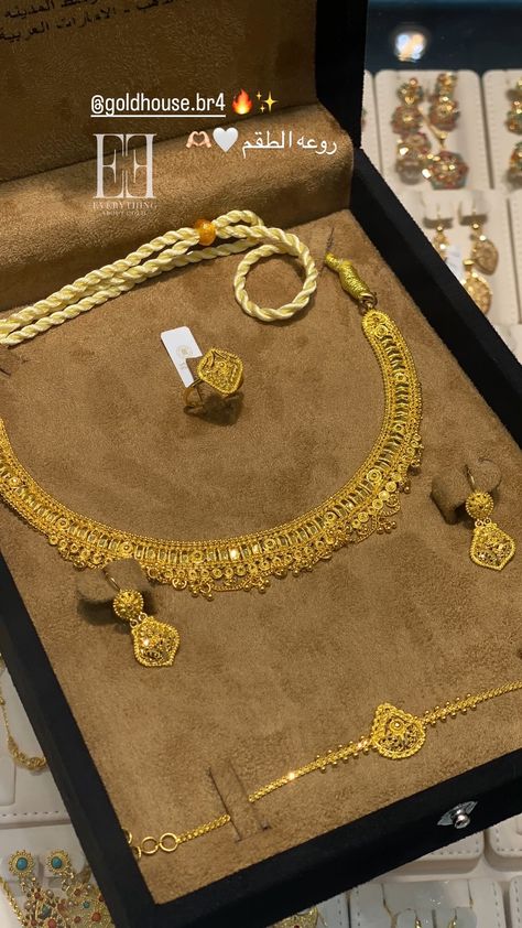 Unique Gold Jewelry Designs, Delicate Gold Jewelry, Bridal Necklace Designs, Gold Jewels Design, Gold Jewellry, New Gold Jewellery Designs, Modern Gold Jewelry, Bridal Jewellery Design, Antique Jewellery Designs