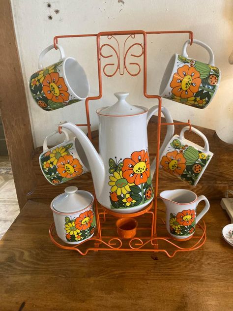 Mug Display Ideas, 1980 House, Pantry Nook, 70s Autumn, Groovy Kitchen, Groovy Room, 70s Cottagecore, Autumn Living Room, Retro Glassware