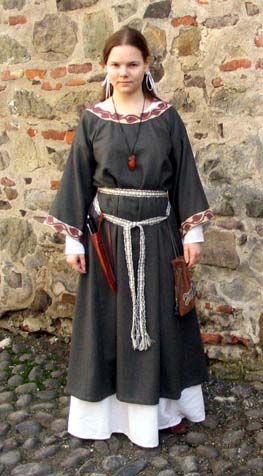 Woman's Anglo Saxon dress (from the origional website:) This dress is entirely hand sewn. The underdress is linen, the overdress is woolen. The belt is tablet wowen in linen. Maybe it should not be wrapped twice around the waist, but I like it this way very much. The pouch is of wool, with an embroidered beast from the Bayeaux tapestry (woolen threads in natural colors and hibiscus). Slavic Design, Anglo Saxon Clothing, Celtic Clothing, Medieval Garb, Medieval Clothes, Viking Costume, Viking Clothing, Medieval Costume, Theatre Costumes