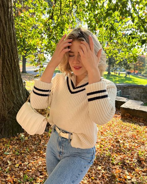 Cream Vneck Sweater Outfit, Fall Outfits White Button Down, Old Money Jumper Outfit, Cream Jersey Outfit, Preppy White Outfit, White And Blue Sweater Outfit, Old Money College Outfits Women, Preppy With An Edge Aesthetic, Preppy Female Outfits