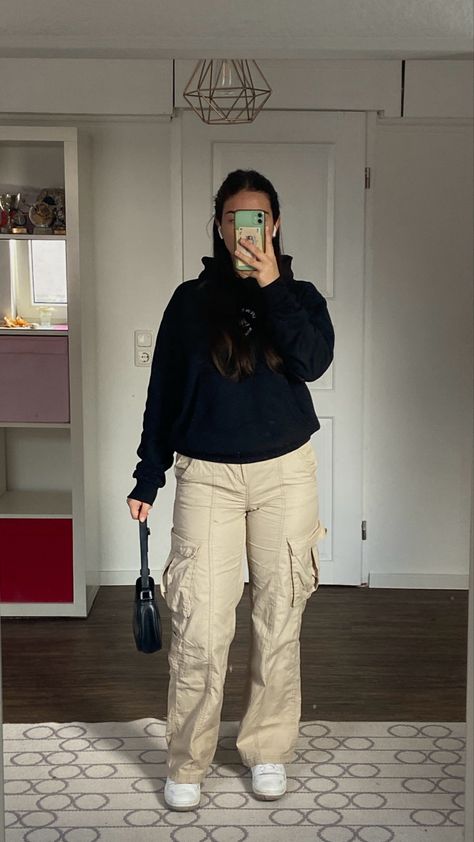 Cream Cargo Pants Outfit Street Styles, Khaki Cargo Pants Outfit, Beige Cargo Pants Outfit, Cargo Trousers Outfit, Cargo Pants Outfit Street Style, Parachute Pants Outfit, Cream Cargo Pants Outfit, Cargo Pants Outfit Women, Outfits Nyc