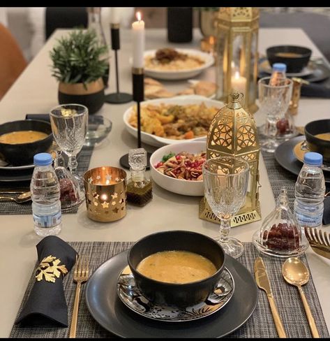 Family Breakfast Table, Ramadan Table Setting, Table Ramadan, Ramadan Table Decor, Dinner Table Set Up, Ramadan Recipes Iftar, Ramadan Table, Amazing Food Photography, Food Set Up