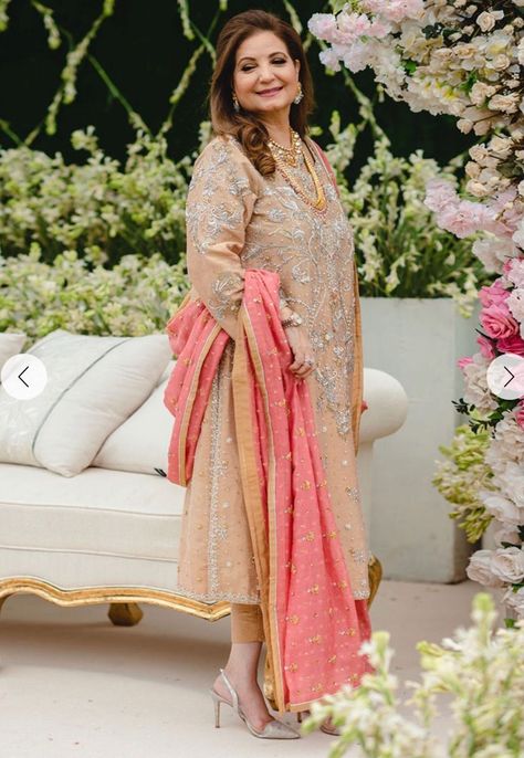 Wedding Dresses For Family, Groom Mother Dress, Walima Ideas, Bride Mother Dress, Brides Mother Dress, Brides Mom Dress, Tissue Dupatta, Casual Bridal Dress, Mom Makeup