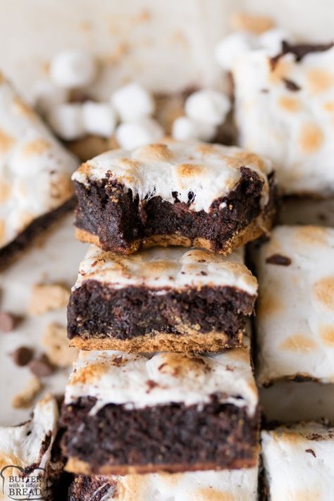 S'mores Brownies are a fun twist on the classic brownie recipe. Graham Crackers topped with fudgey homemade brownies and toasted marshmallows! Two favorites combine in this delicious brownie recipe! Classic Brownies Recipe, Football Treats, Smores Brownies, Chocolate Brownie Cake, Flavored Marshmallows, Mint Brownies, Homemade Snickers, Layered Desserts, Delicious Brownies