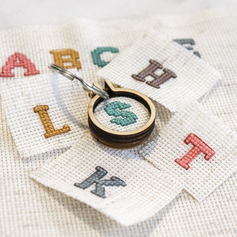 Cross Stitch Initials Letters, Cross Stitch Hoop Ideas, Cross Stitch Keychain Diy, Mini Hoop Cross Stitch Patterns, Keychain Cross Stitch, Cross Stitch Keychain Pattern, Tiny Christmas Cross Stitch, Mini Cross Stitch Patterns Miniatures, Small Cross Stitch Patterns Free Minis