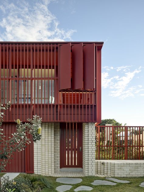 https://flic.kr/p/2hoTVVS | Bowral Bricks in Chillingham White | Project // Casuarina House Architect // Vokes & Peters Product // Bowral Bricks in Chillingham White Photographer // Christopher Frederick Jones Red Architecture, Compact House, Red Brick House, Street House, Australian Architecture, Brick Facade, Red House, Architect House, Facade Architecture