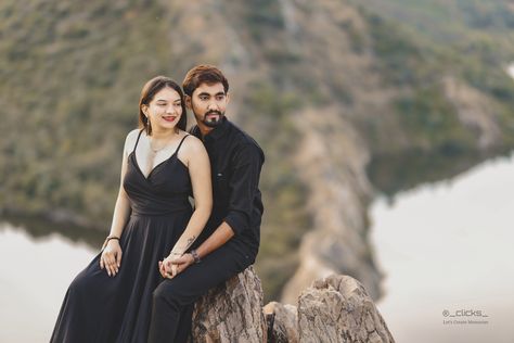 Prewedding Minimal, Single Pose, Pre Wedding Photoshoot Props, Photoshoot Outdoor, Pre Wedding Photoshoot Outfit, Wedding Portrait Poses, Wedding Photoshoot Props, Couple Ideas, Indian Wedding Couple Photography