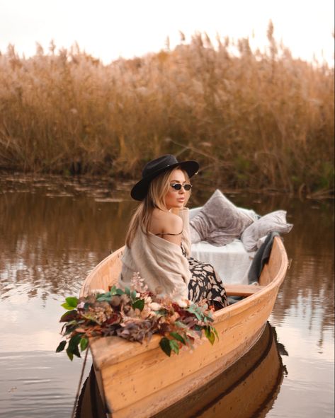 Row Boat Photoshoot, Couple Boat, Boat Photoshoot, Senior Photoshoot Poses, Farm Pond, Wooden Canoe, Couple Pregnancy Photoshoot, Cute Vacation Outfits, Lotus Pose