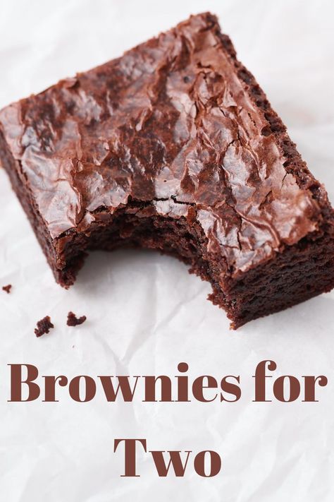 The best brownies for two, this is the perfect Valentine's Day treat! This easy Valentine's day dessert makes small batch brownies. Small Batch Dessert Recipes, Small Brownie Recipe, Brownies For Two, Small Batch Brownies, Perfect Brownie Recipe, Nature Recipes, The Best Brownies, Batch Baking, Brownies Recipes