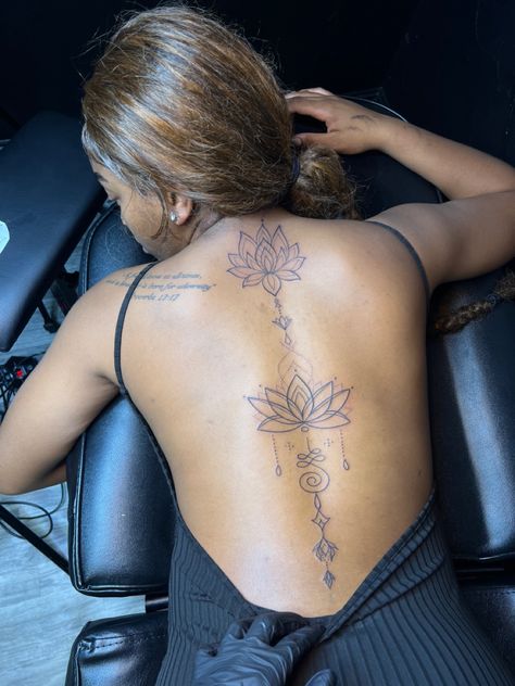 Henna Inspired Tattoos, Hand Tattoos For Girls, Cute Hand Tattoos, Neck Tattoos Women, Spine Tattoos For Women, Tattoos For Black Skin, Hand Tattoos For Women, Pretty Tattoos For Women, Dope Tattoos For Women