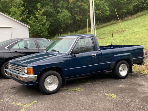 Vintage Toyota Pickup, 90s Toyota Truck, 1987 Toyota Pickup, Toyota 1980, Mini Pickup, Toyota Truck, Small Trucks, Toyota Pickup, Truck Ideas