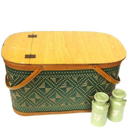 Vintage Picnic Basket Hawkeye Green 1940s Hamper. $44.00, via Etsy. 1940s Home Decor, Tin Basket, Antiques Value, Vintage Picnic Basket, 1940s Home, Picnic Accessories, Picnic Hamper, Kitchen Large, Vintage Thermos