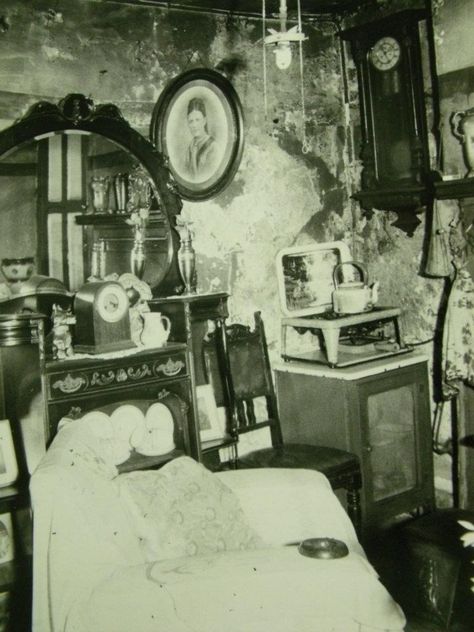 Early 20th century Edwardian 1920s parlour living room interior in Liverpool slum Vintage Louisiana, Victorian Rooms, Farm Security, Bedford Street, Louisiana History, Victorian Parlor, University Of Liverpool, Liverpool History, Gray Rock