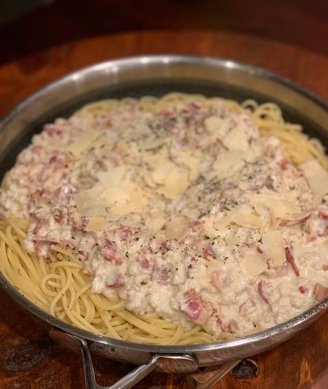 Creamy Ground Chicken Pasta, Ground Chicken Alfredo, Ground Chicken Pasta, Chicken Fettucini, Chicken White Sauce, Chicken Linguine, Recipes Using Cream Cheese, Types Of Friends, Bacon Dinner